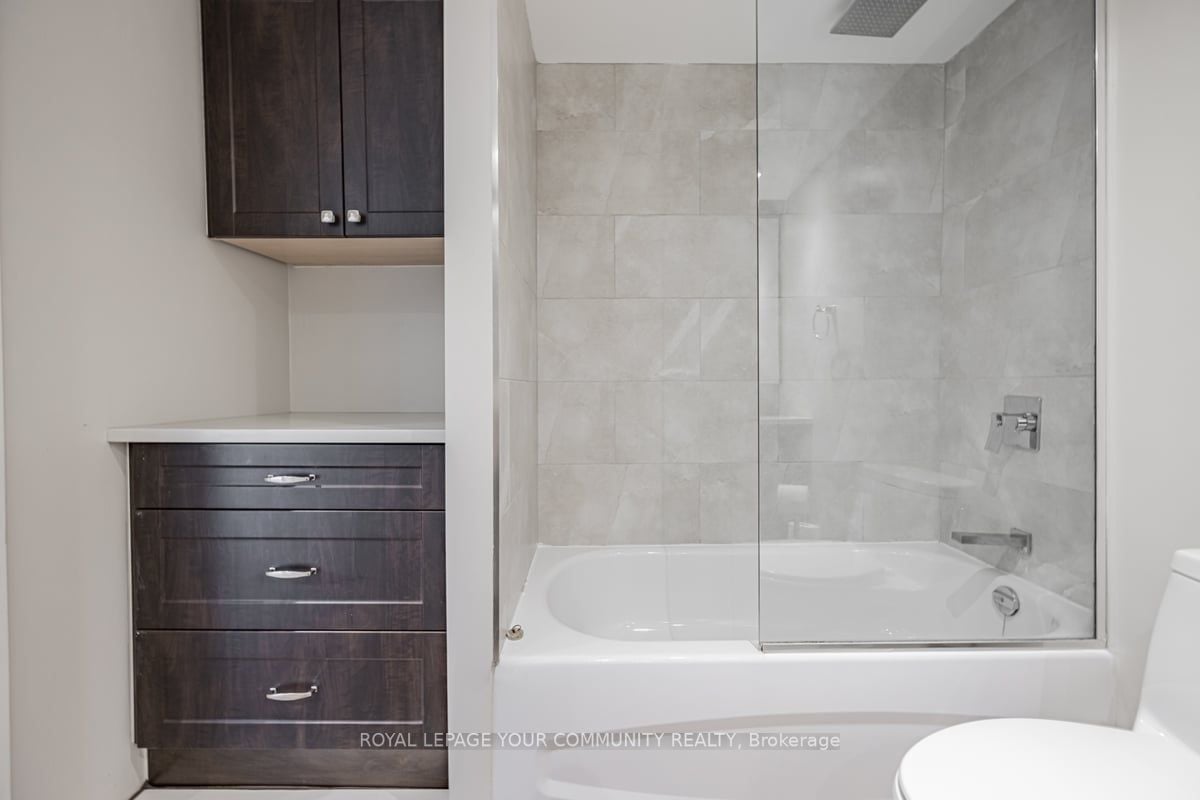 77 Harbour Sq, #1611