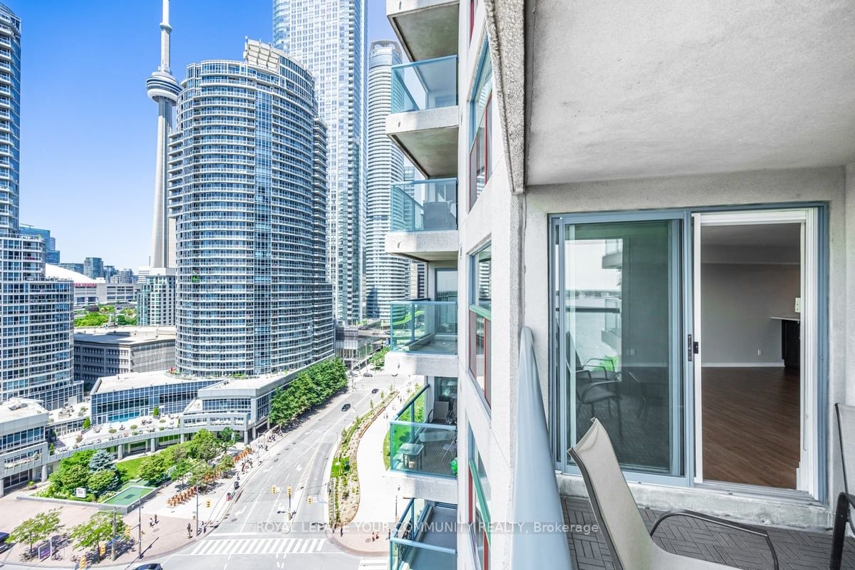 77 Harbour Sq, #1611