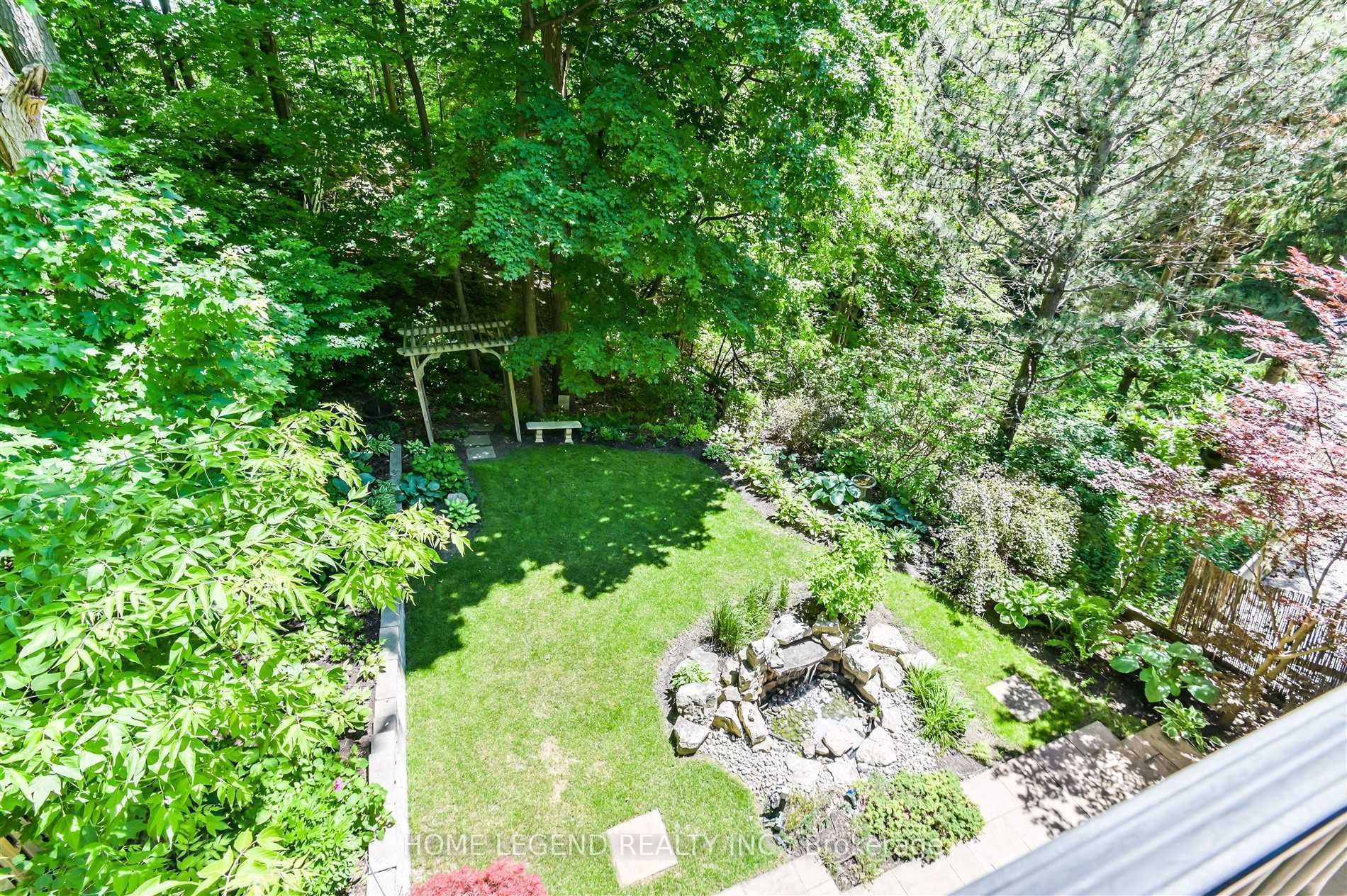249 Burbank Dr E