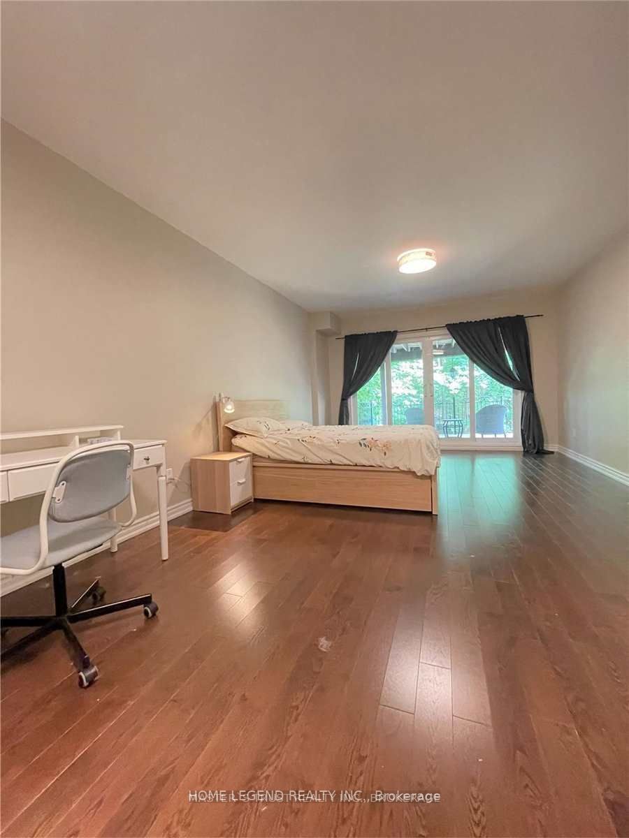 249 Burbank Dr E