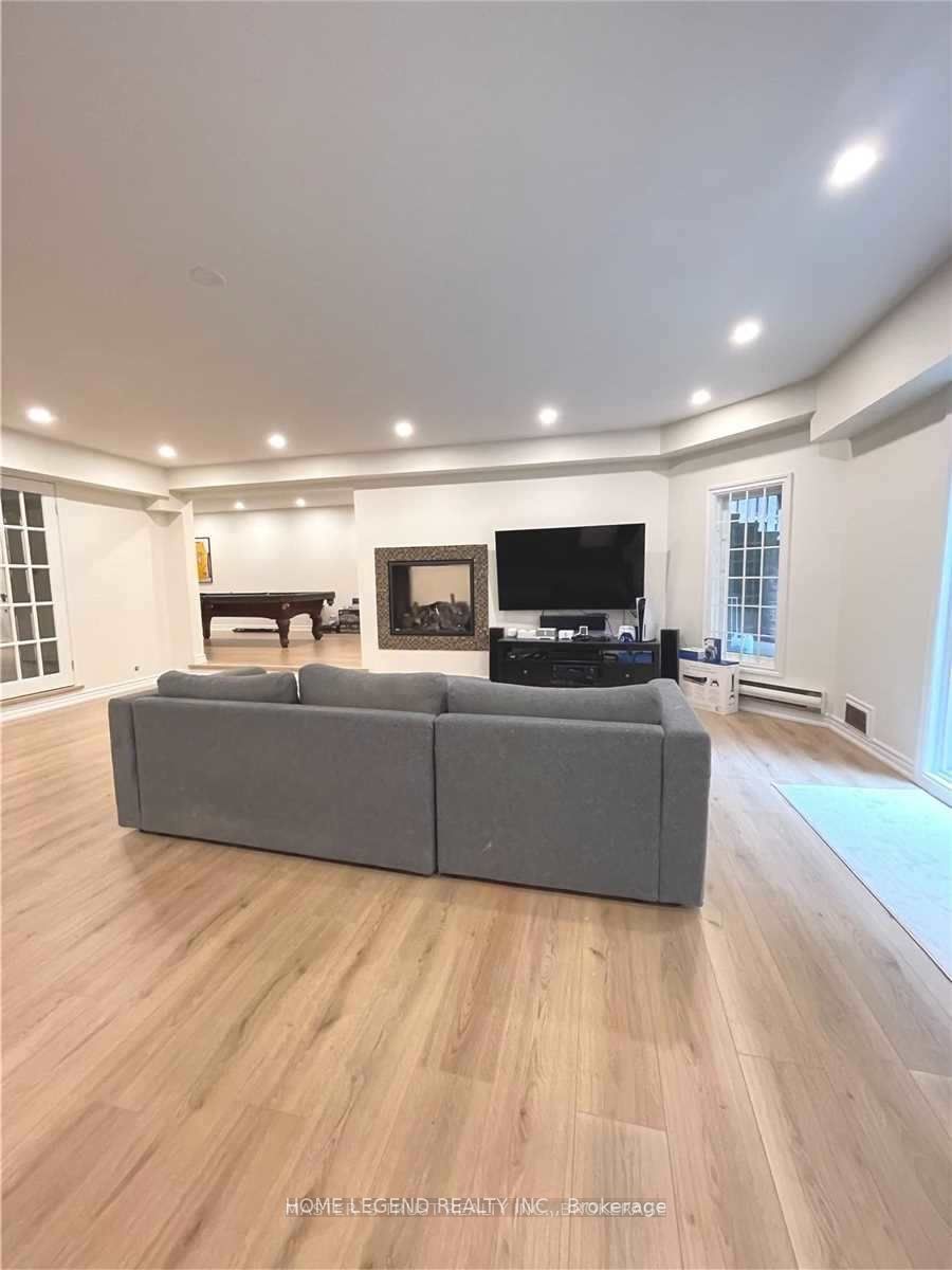 249 Burbank Dr E