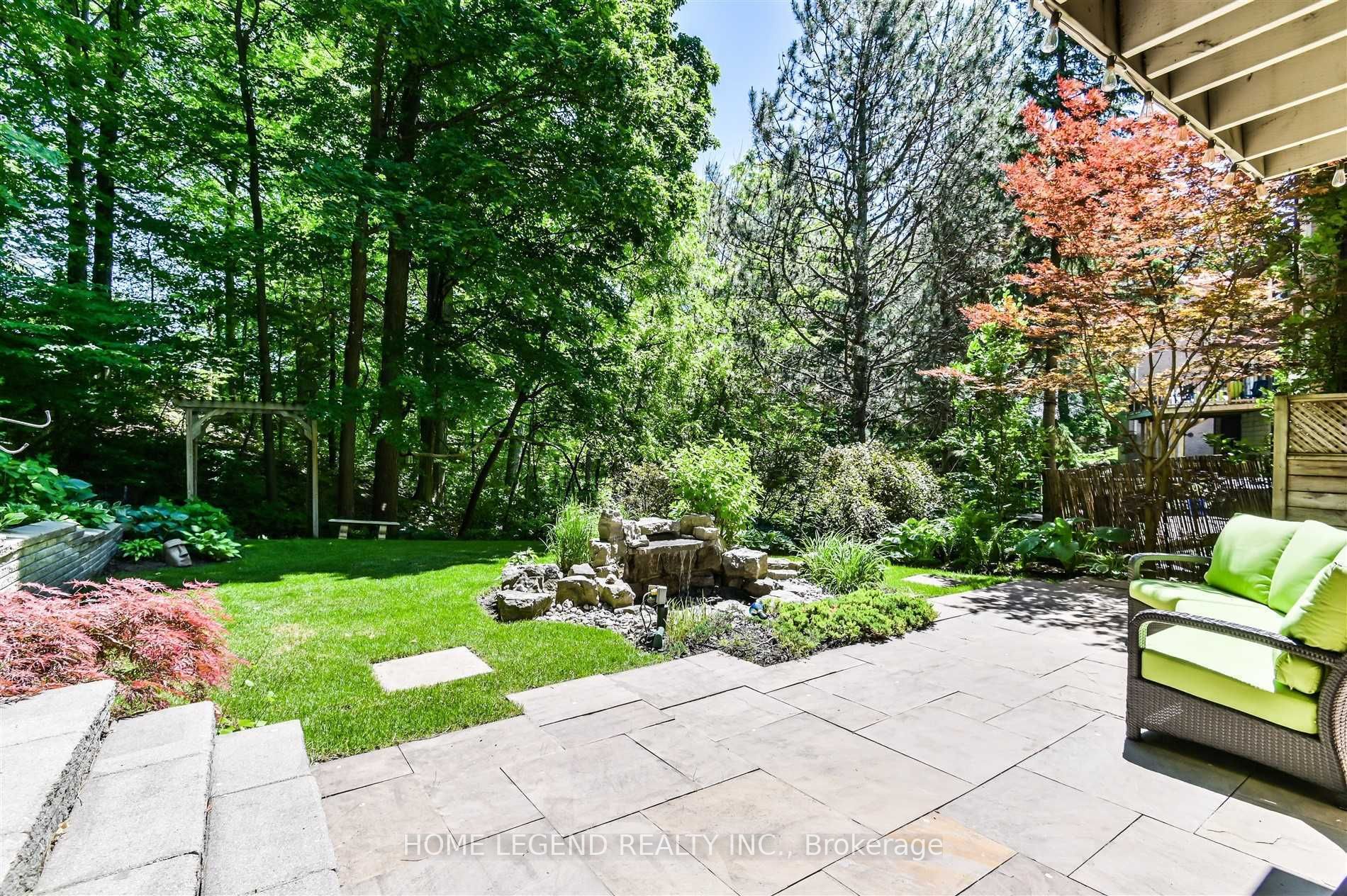 249 Burbank Dr E
