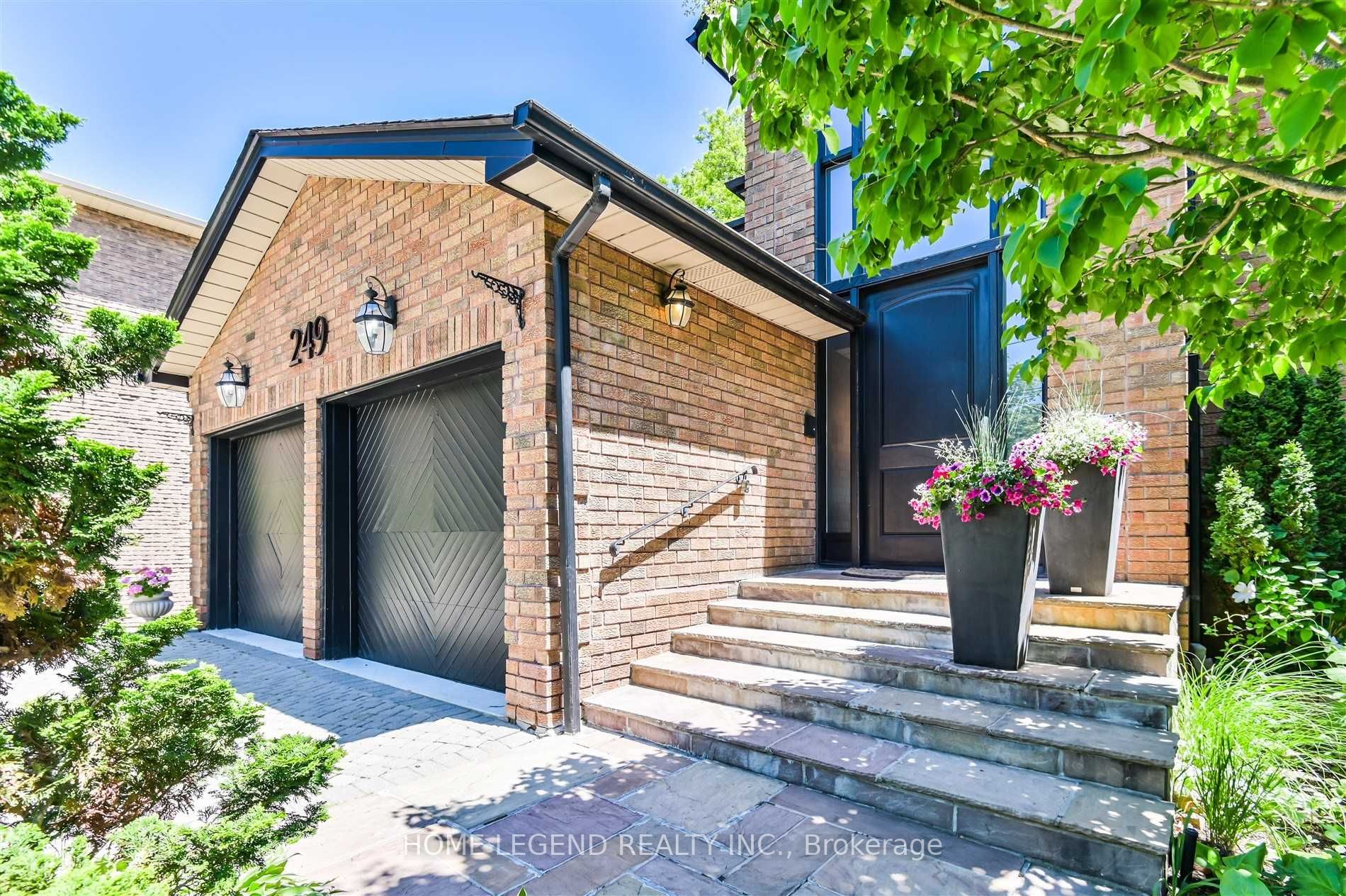 249 Burbank Dr E