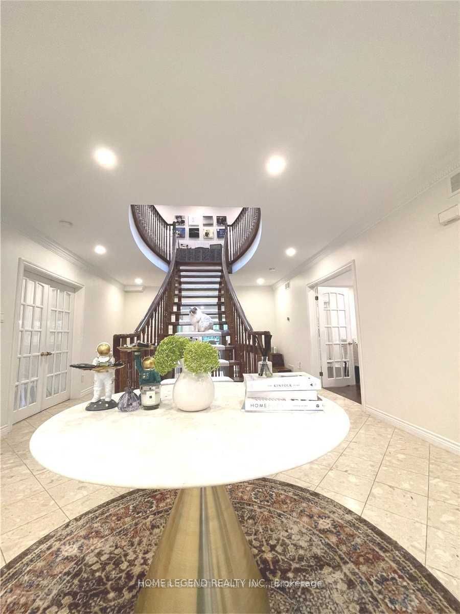 249 Burbank Dr E