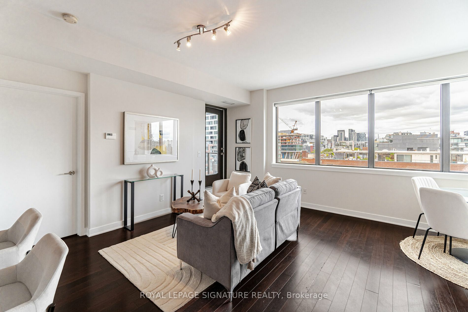 400 Wellington St W, #908