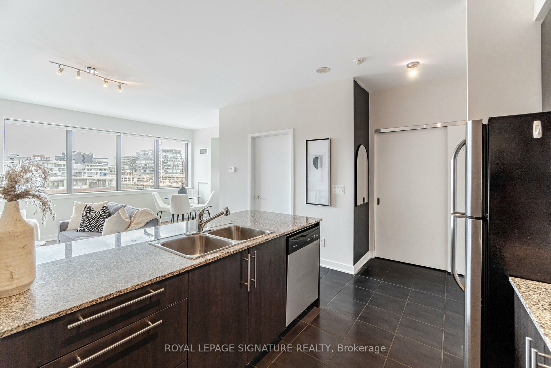 400 Wellington St W, #908