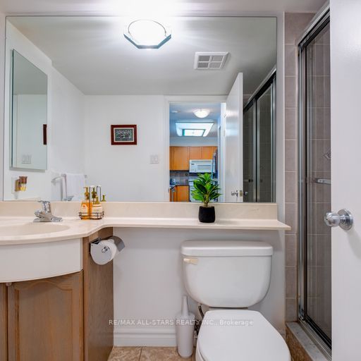 600 Queens Quay West, #815