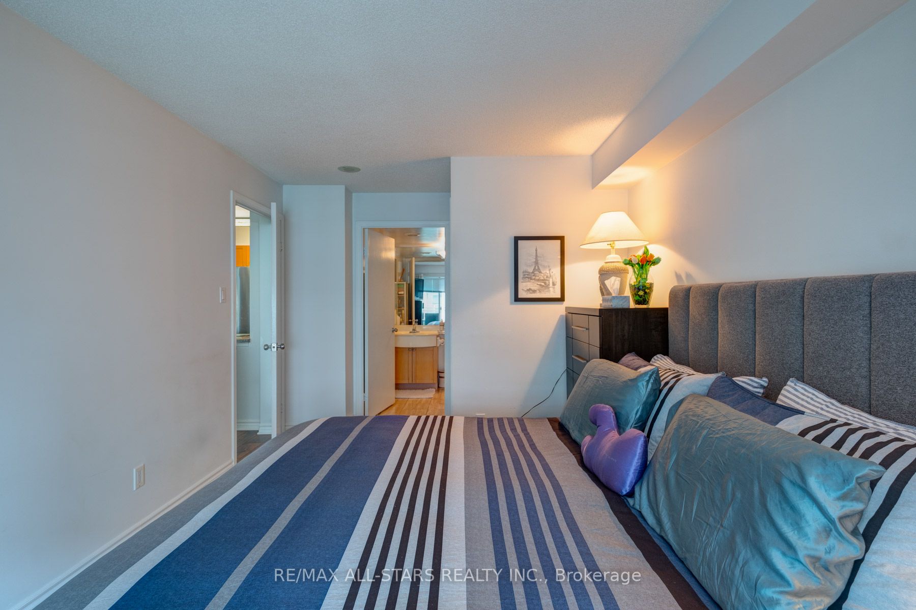 600 Queens Quay West, #815