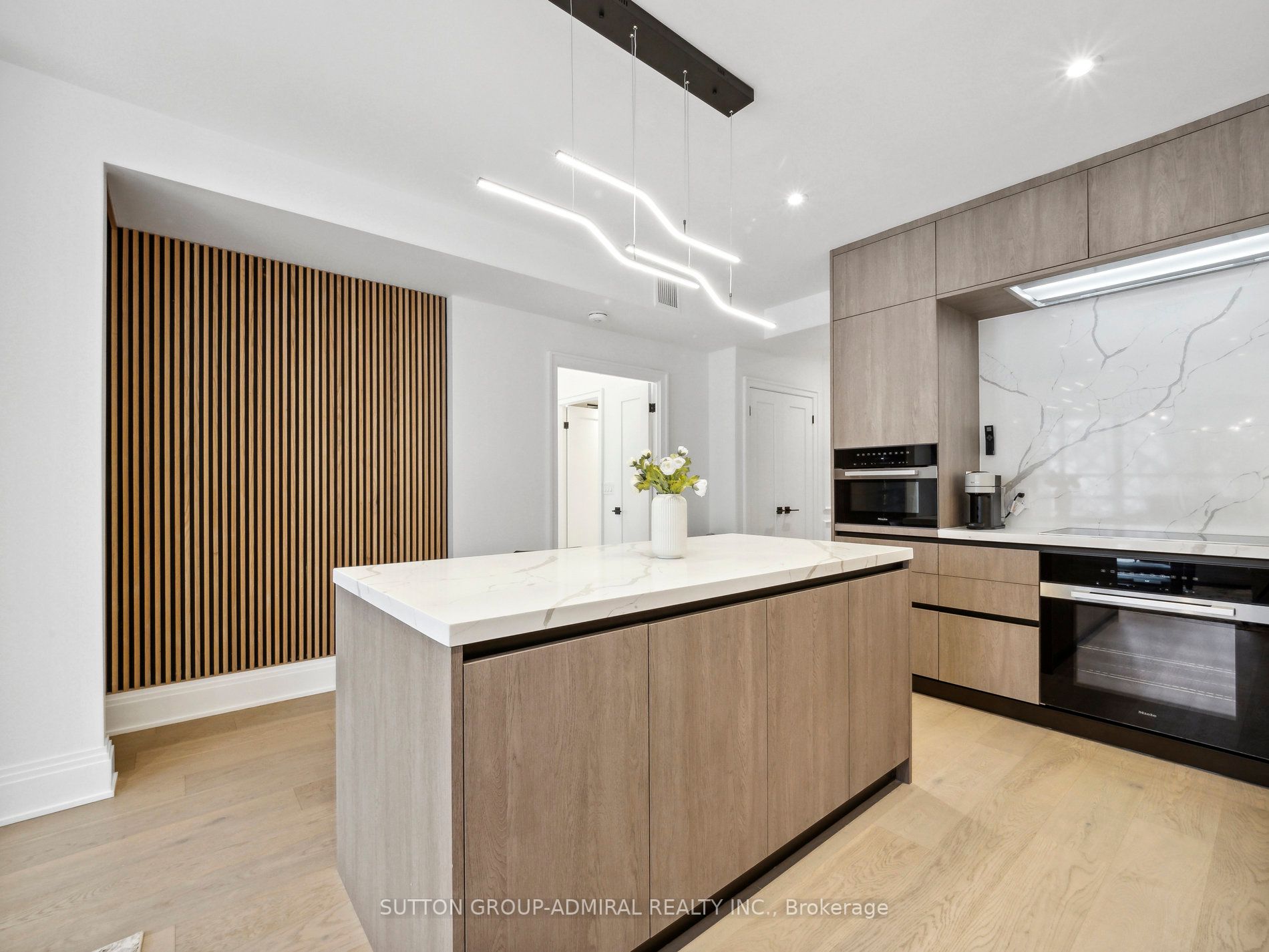 71 Simcoe St, #501