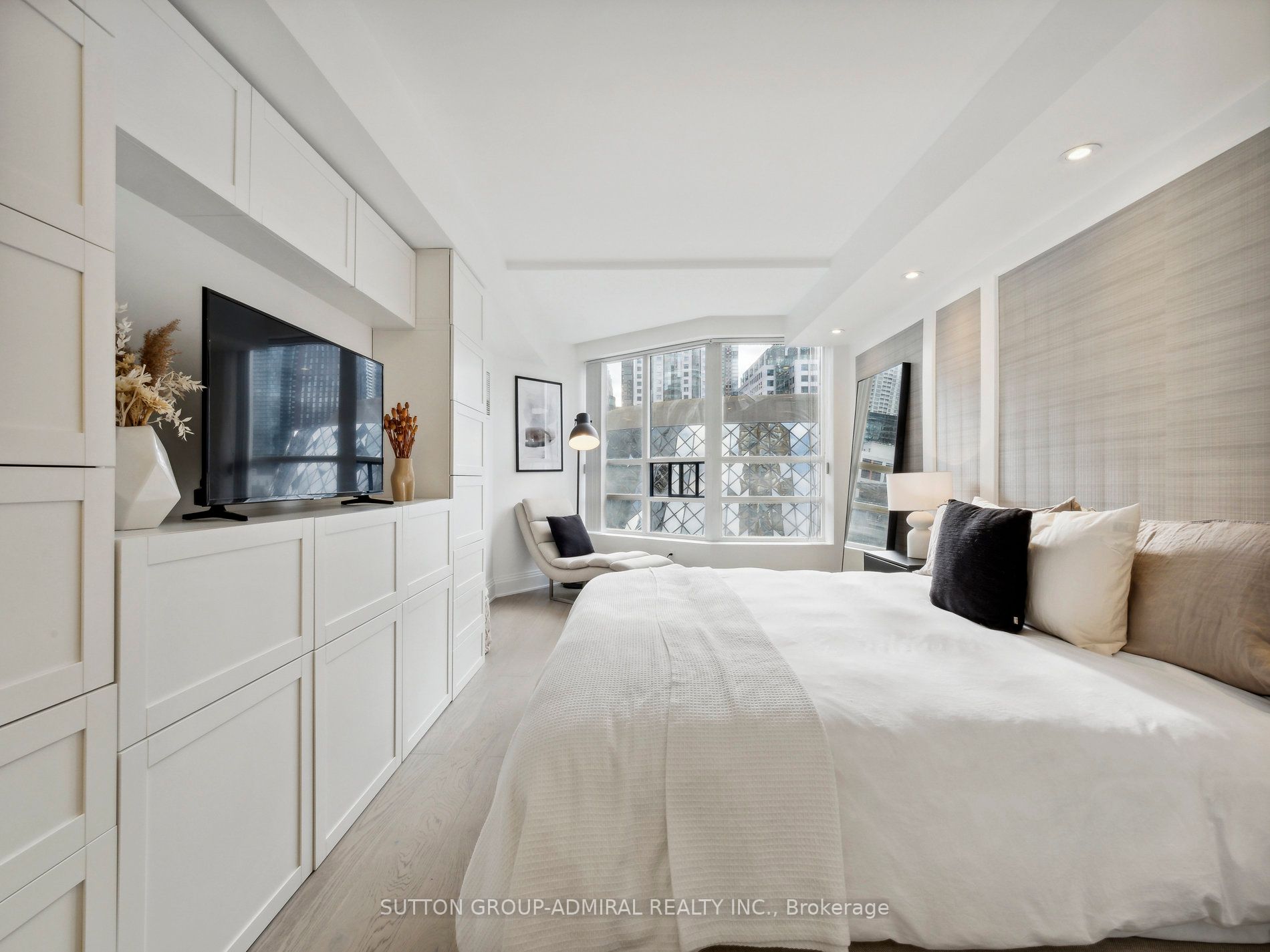 71 Simcoe St, #501