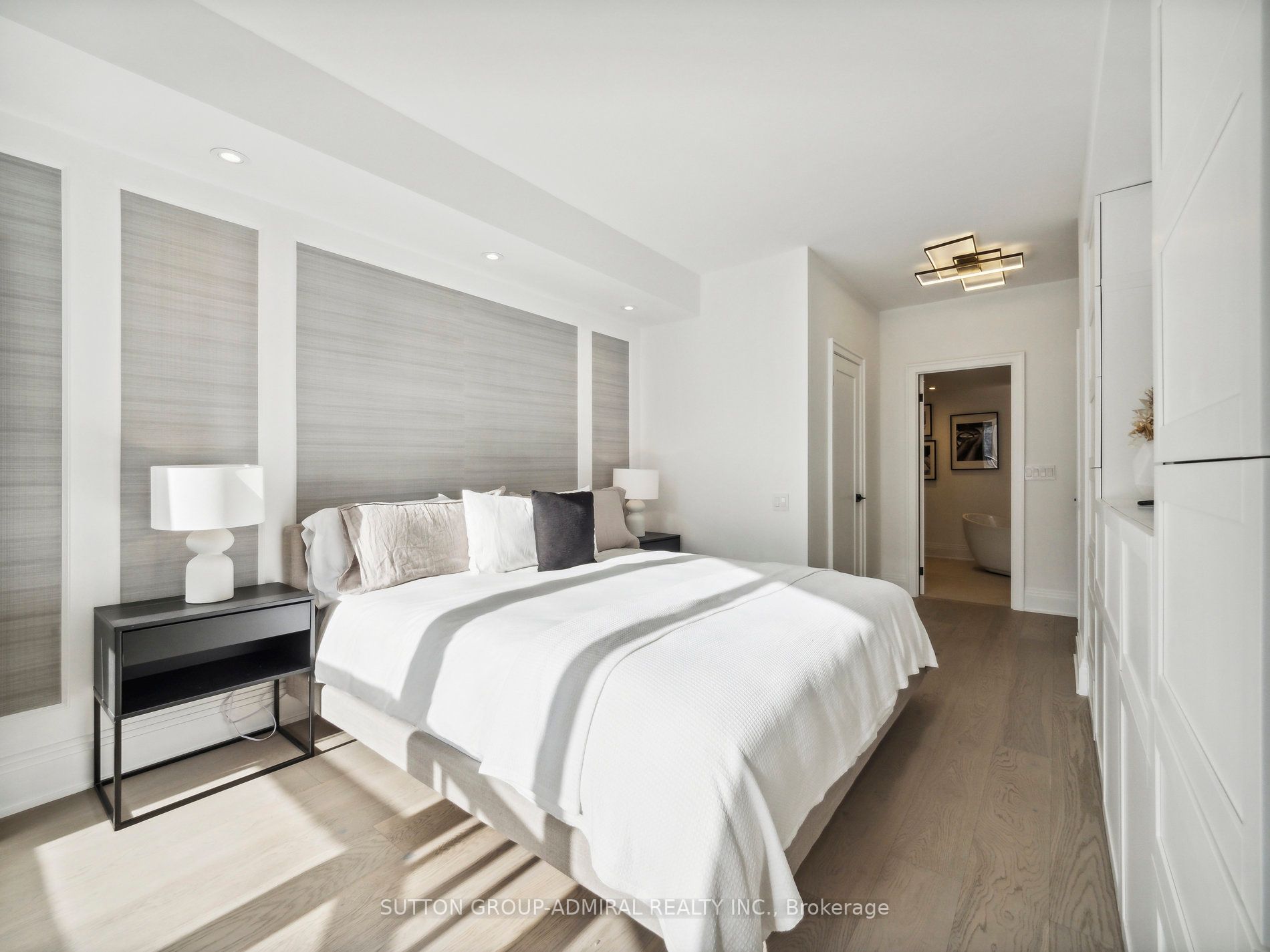 71 Simcoe St, #501