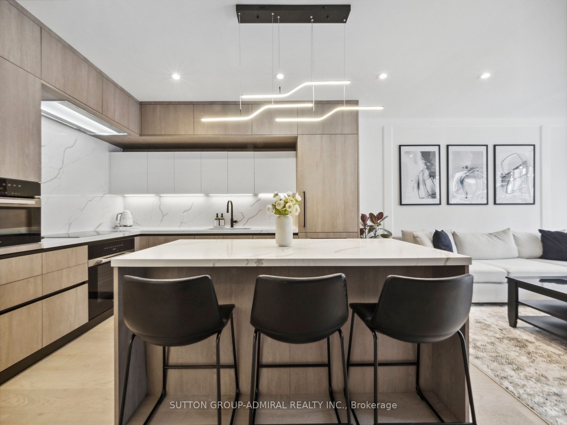 71 Simcoe St, #501