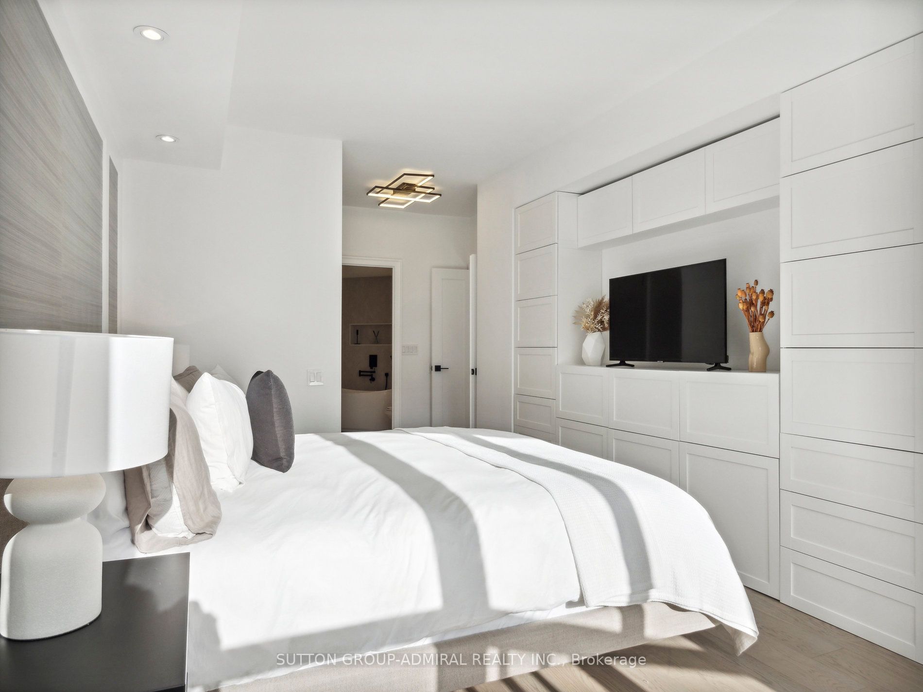 71 Simcoe St, #501