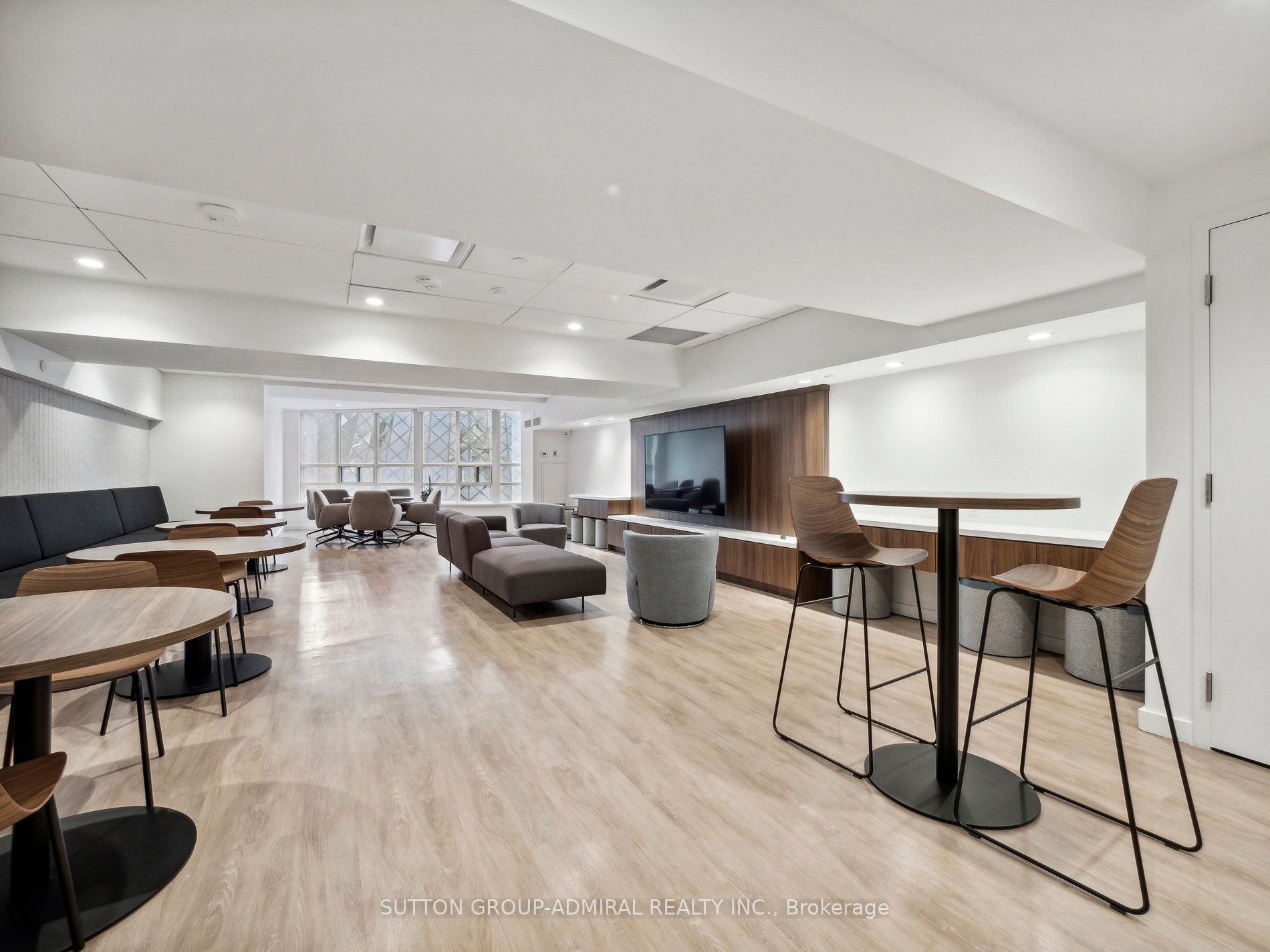71 Simcoe St, #501