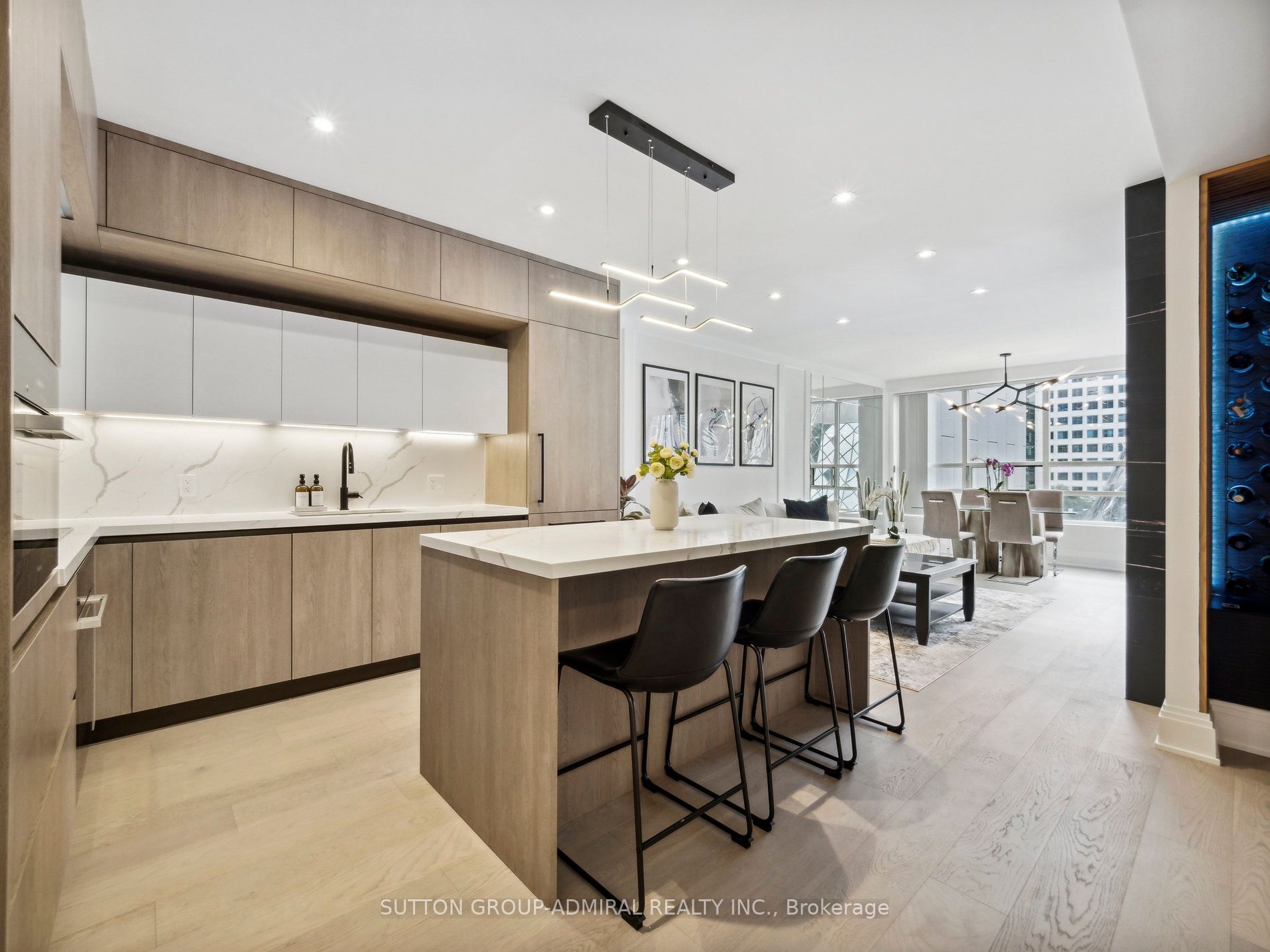 71 Simcoe St, #501