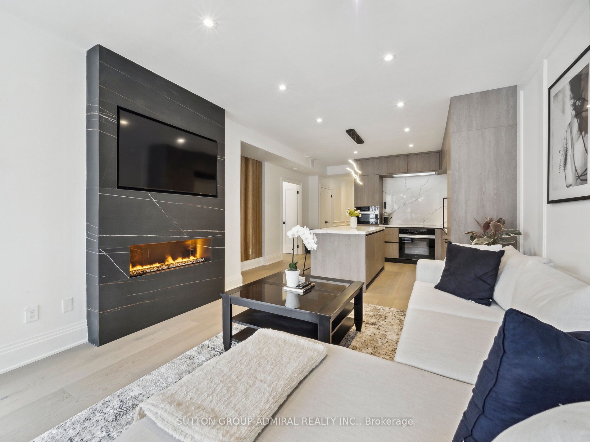71 Simcoe St, #501