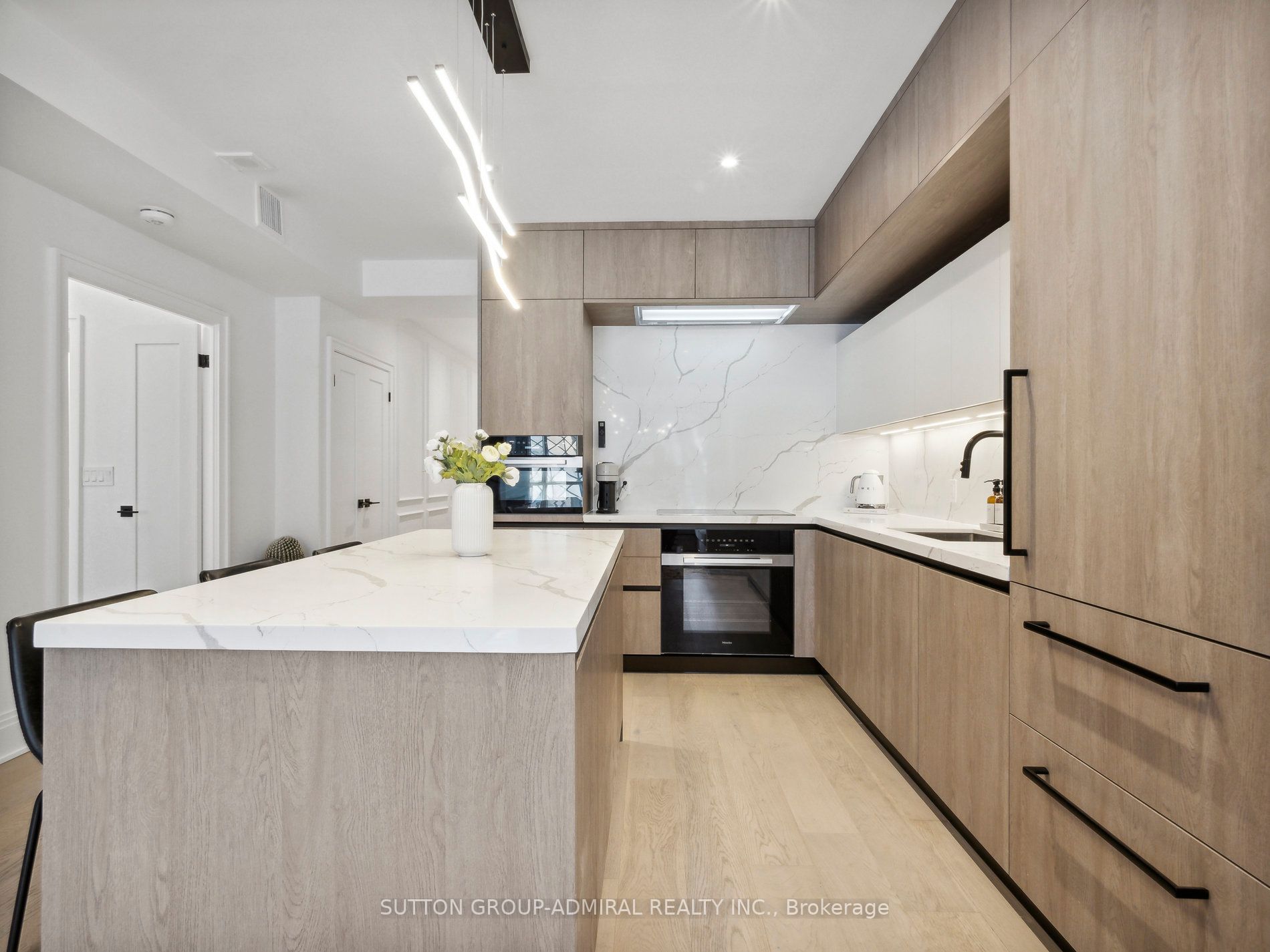 71 Simcoe St, #501