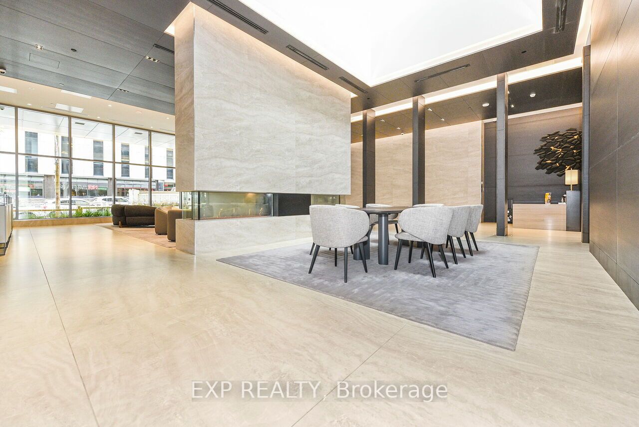 2221 Yonge St, #911