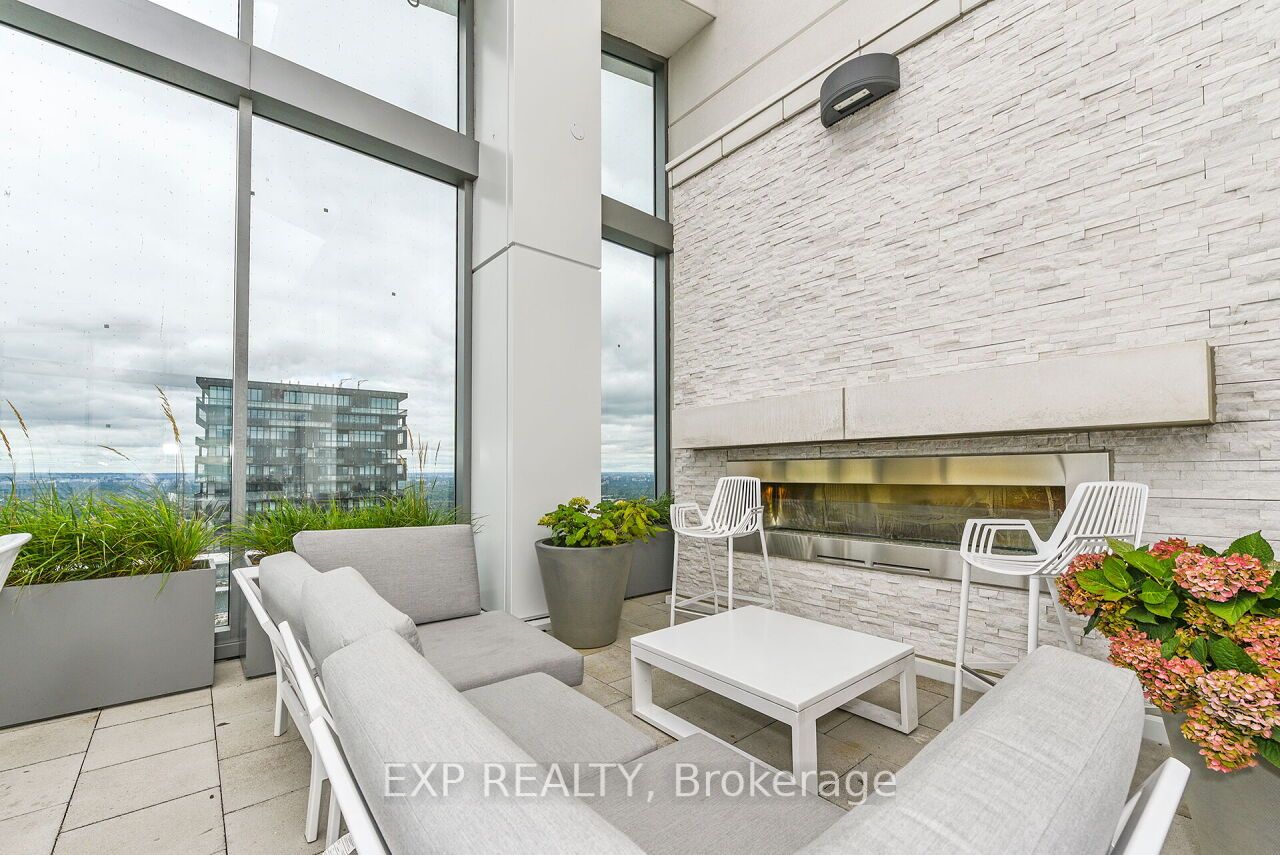 2221 Yonge St, #911