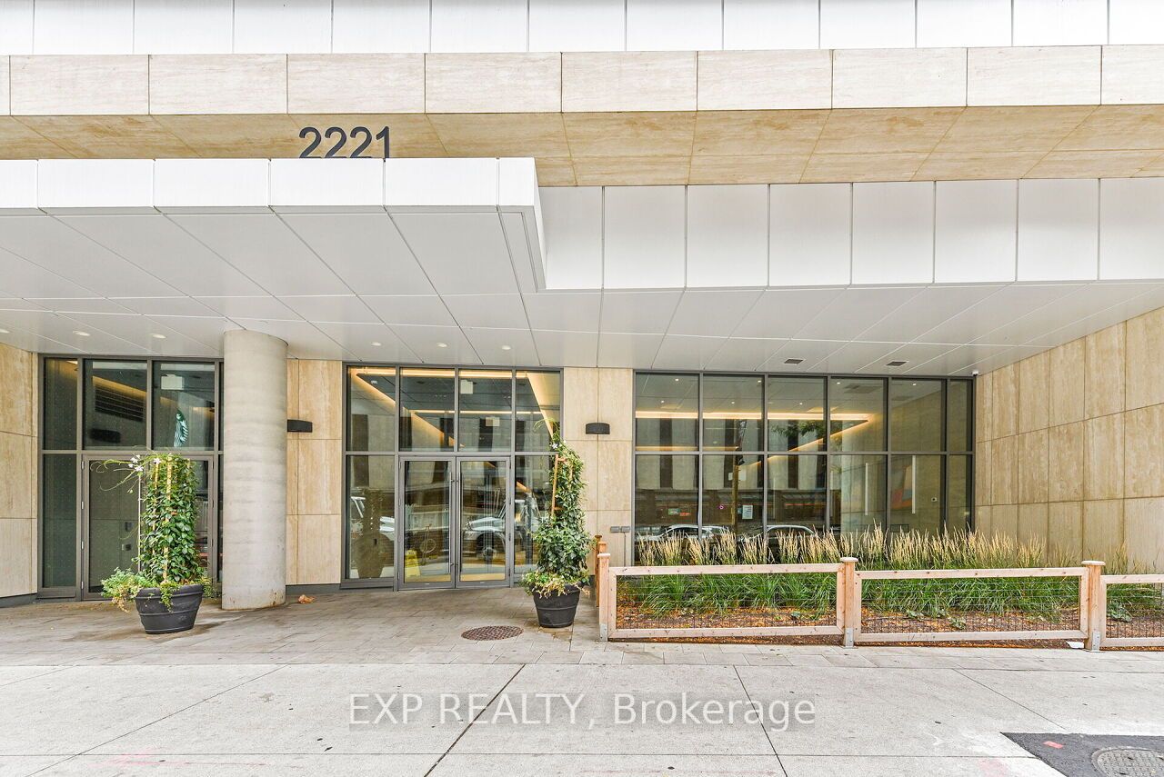 2221 Yonge St, #911