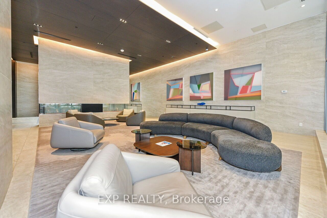 2221 Yonge St, #911