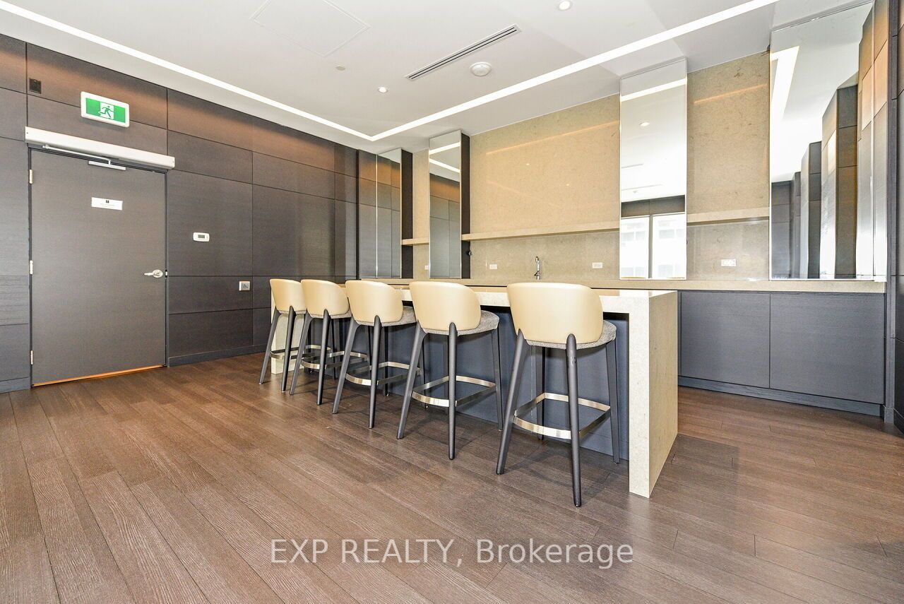 2221 Yonge St, #911