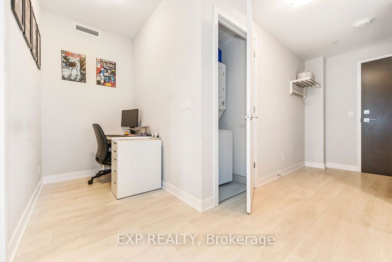 2221 Yonge St, #911