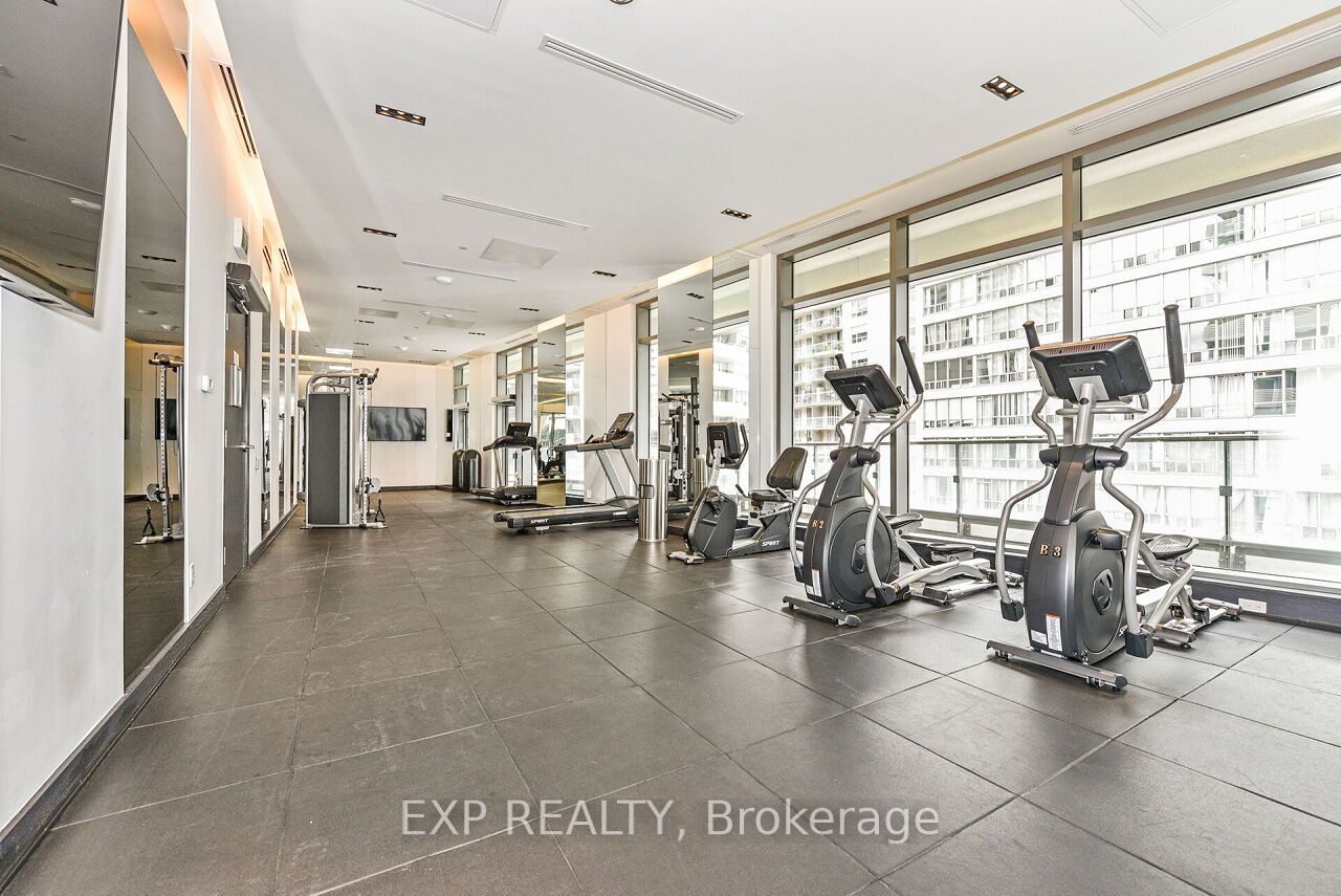 2221 Yonge St, #911