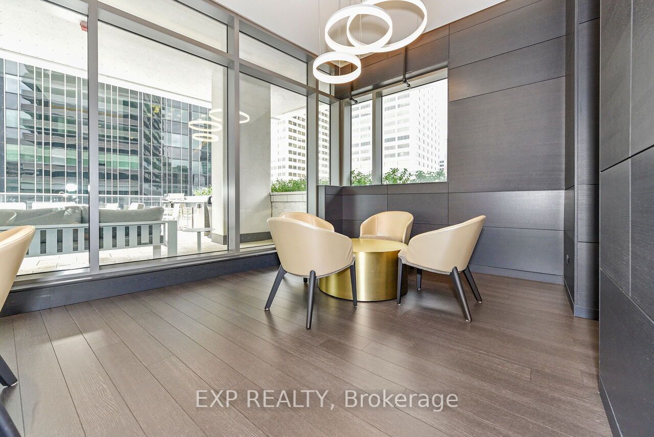 2221 Yonge St, #911