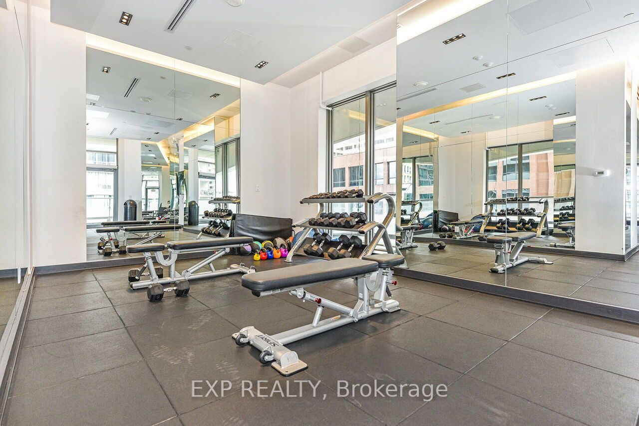 2221 Yonge St, #911