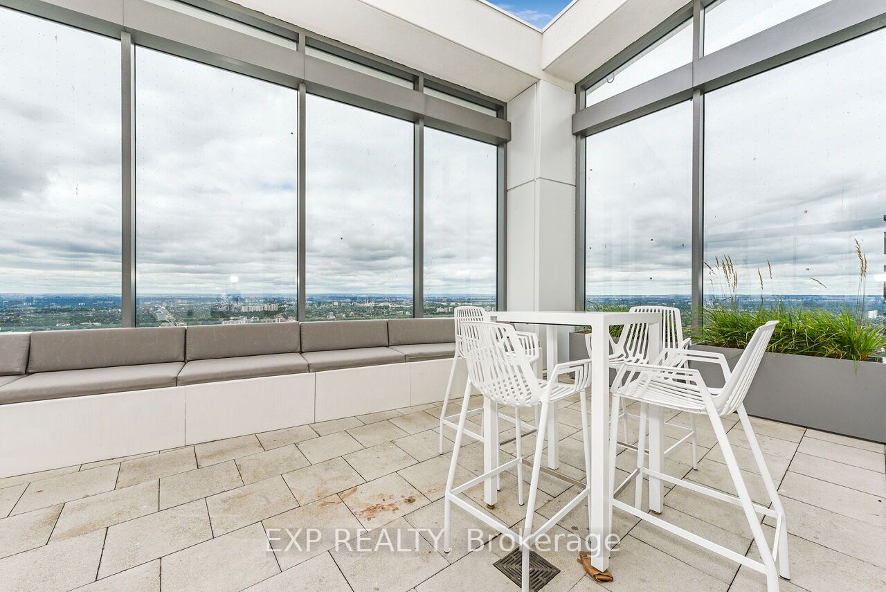 2221 Yonge St, #911