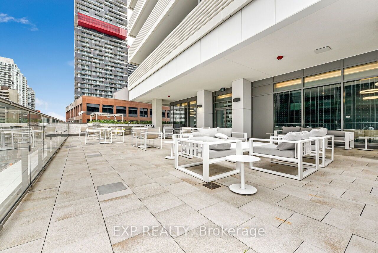 2221 Yonge St, #911