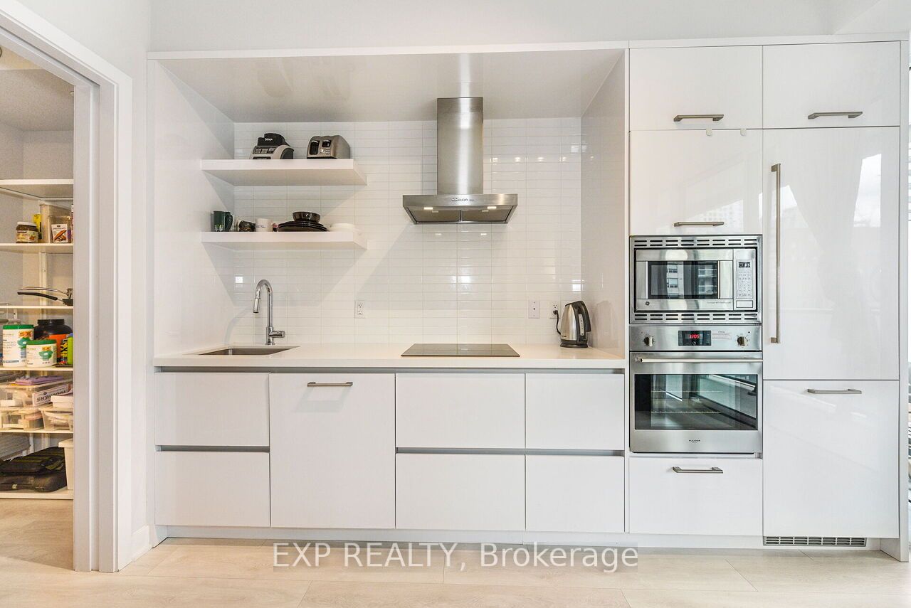 2221 Yonge St, #911