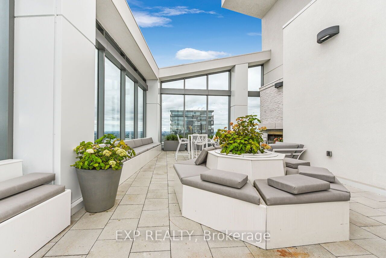 2221 Yonge St, #911