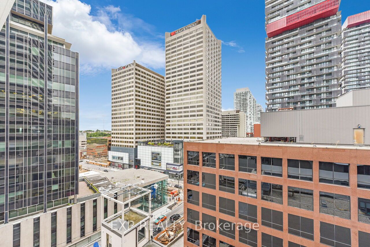 2221 Yonge St, #911