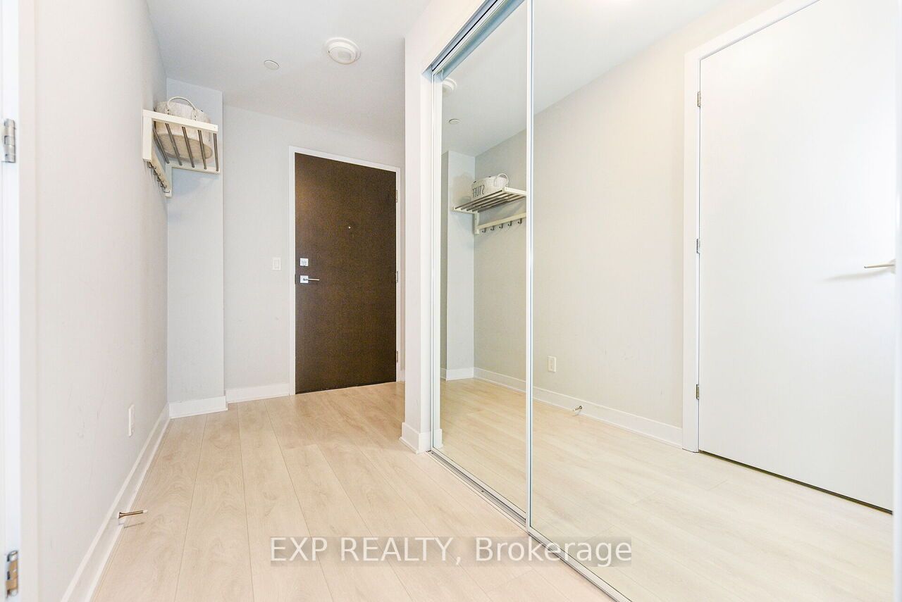2221 Yonge St, #911