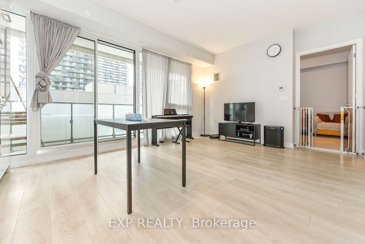 2221 Yonge St, #911