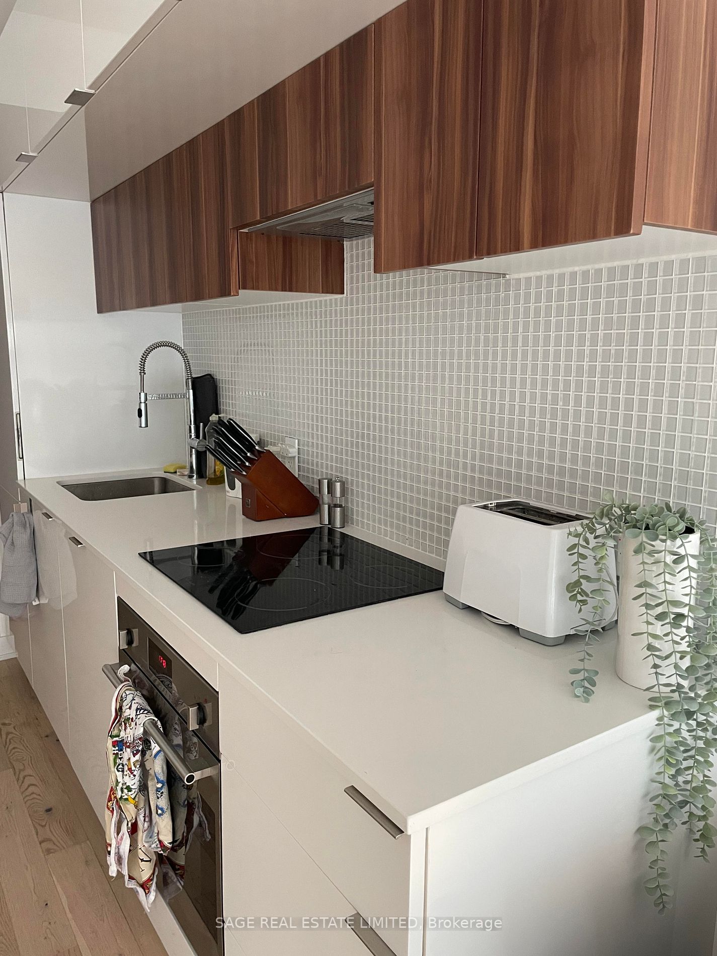 185 Roehampton Ave, #913