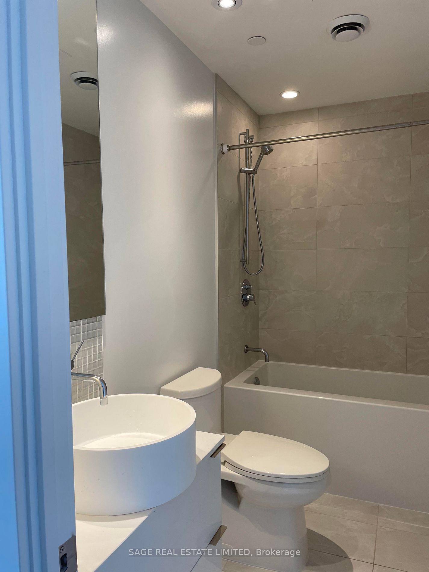 185 Roehampton Ave, #913