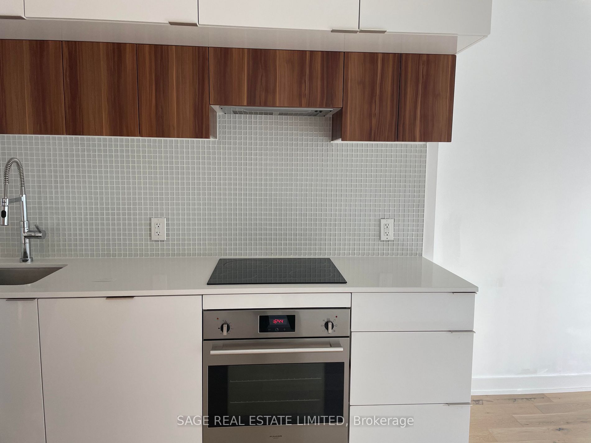 185 Roehampton Ave, #913