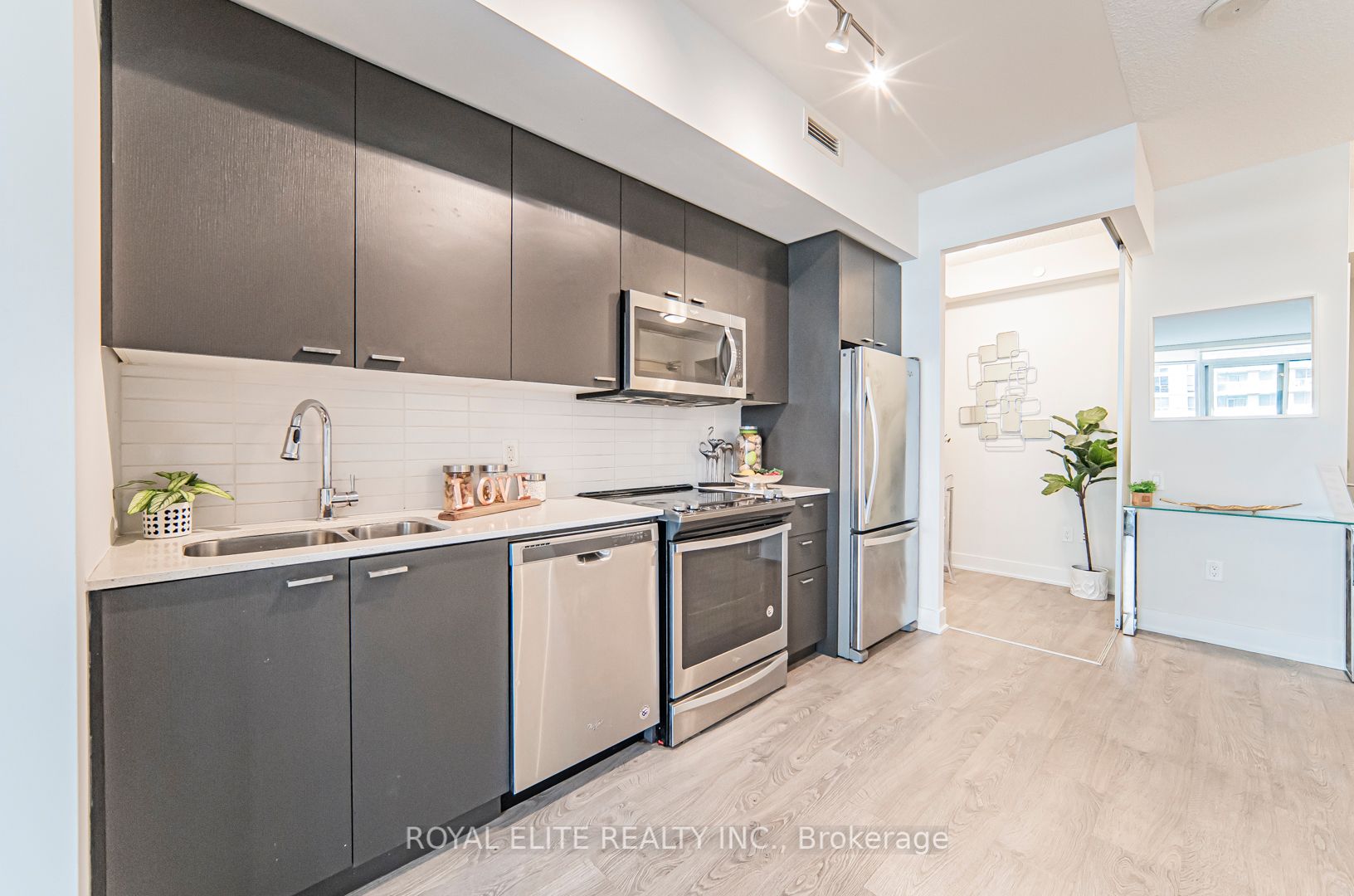 30 Roehampton Ave, #317