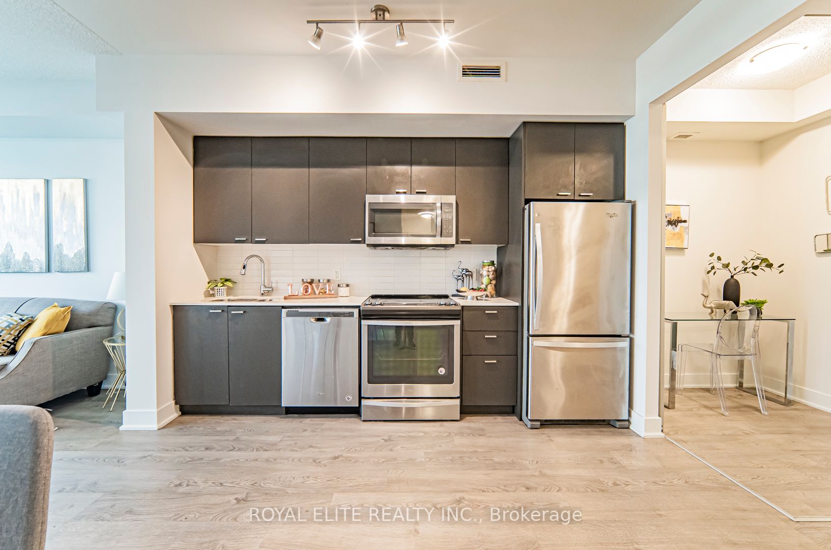 30 Roehampton Ave, #317