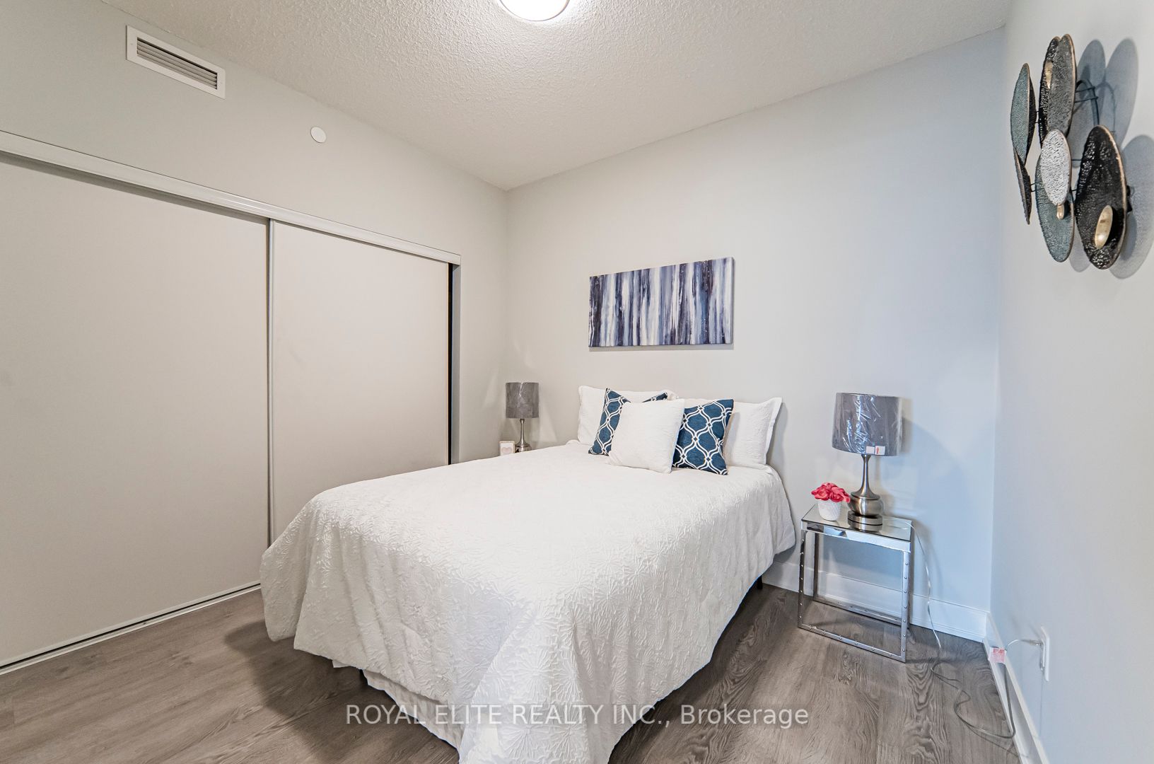 30 Roehampton Ave, #317