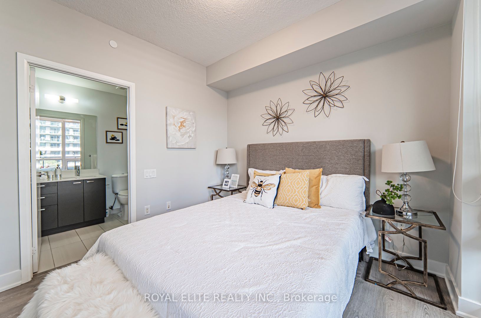 30 Roehampton Ave, #317