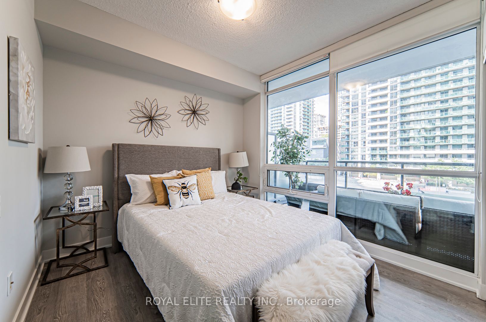 30 Roehampton Ave, #317