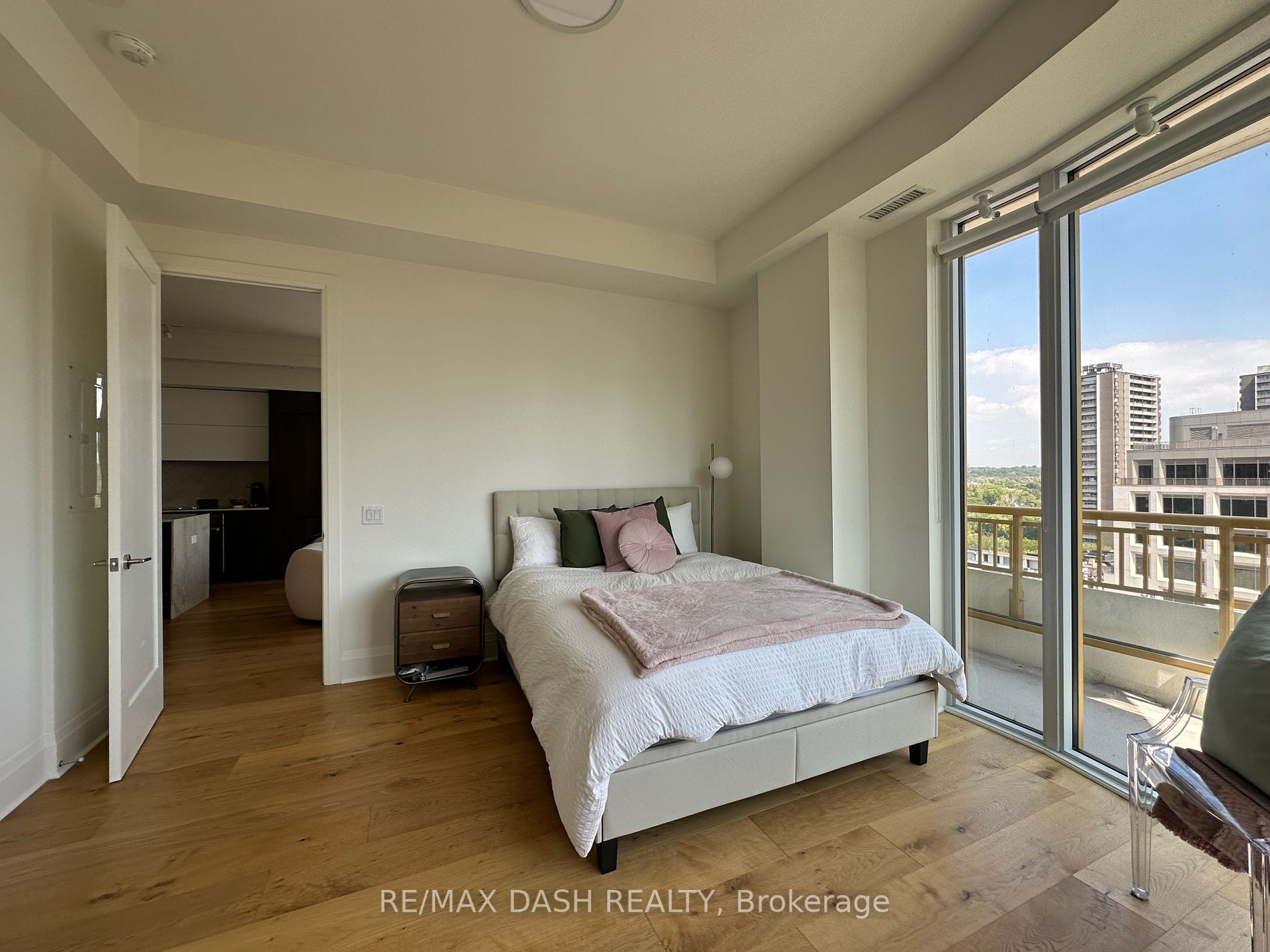 151 Avenue Road, #1002