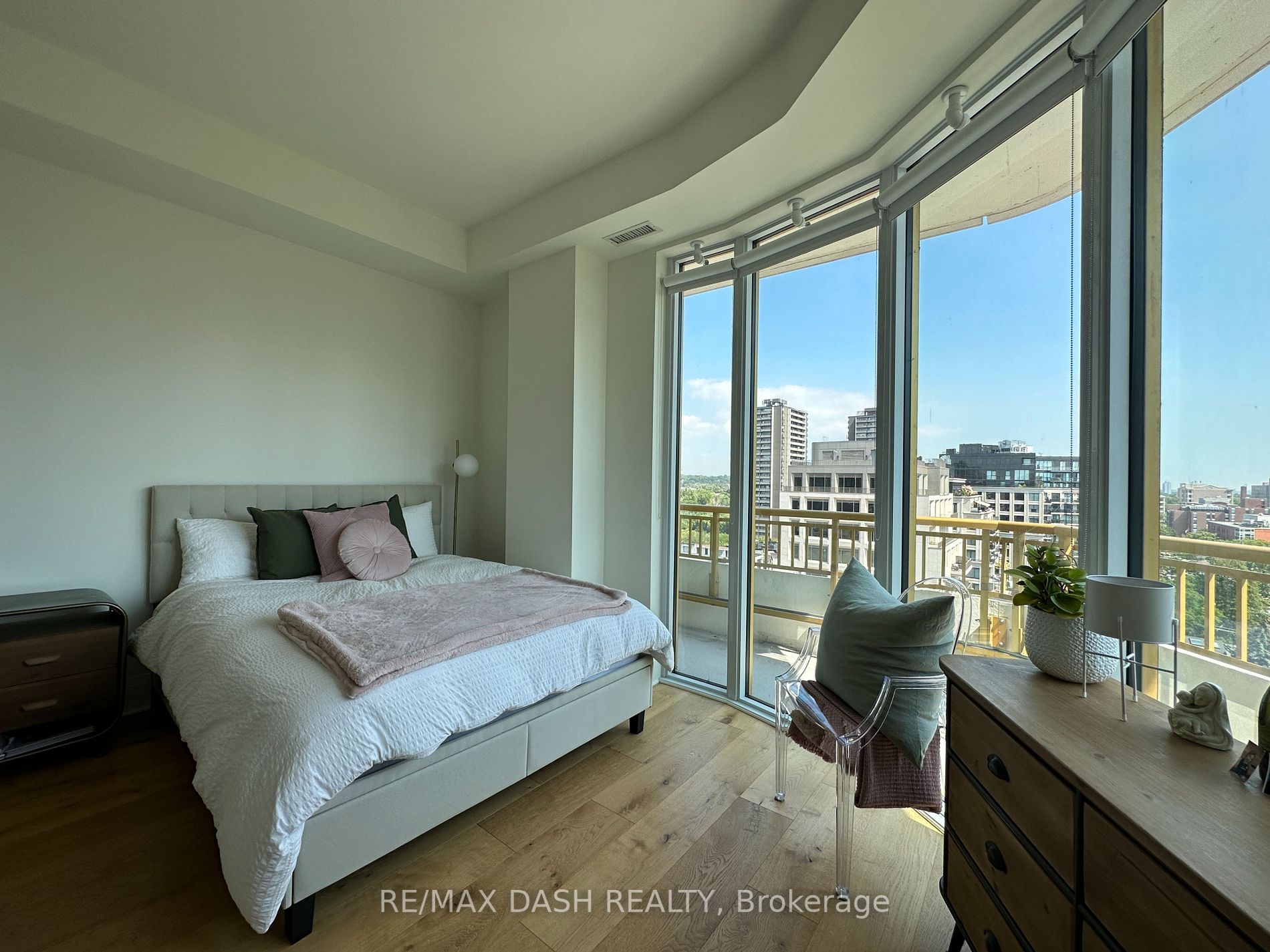 151 Avenue Road, #1002