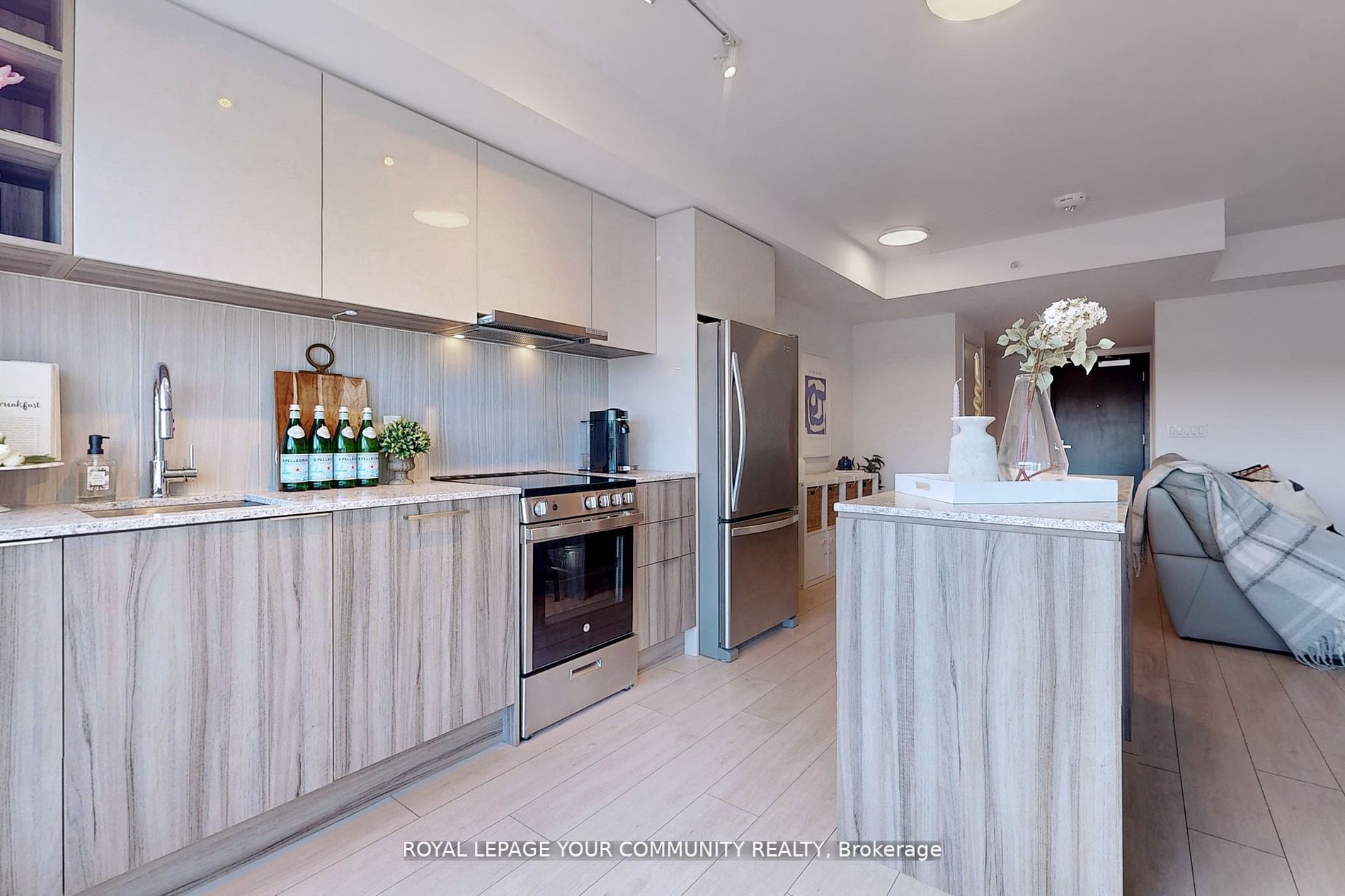 31 Tippett Rd, #215