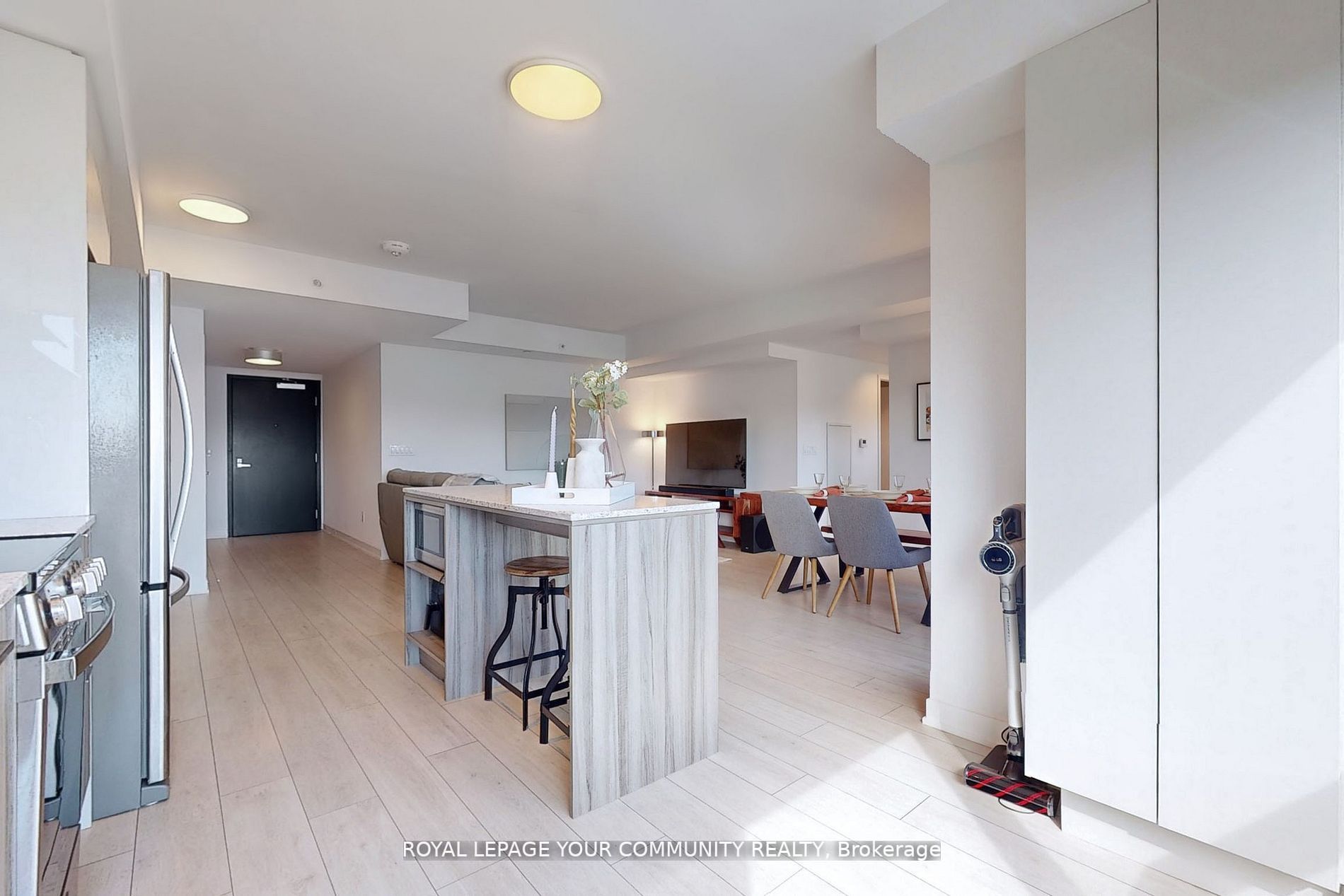 31 Tippett Rd, #215