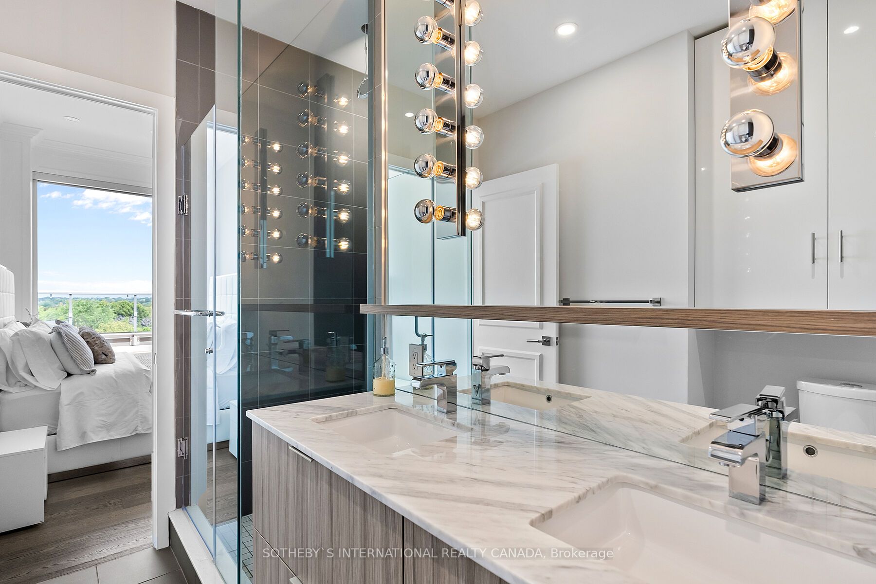 6 Parkwood Ave, #901